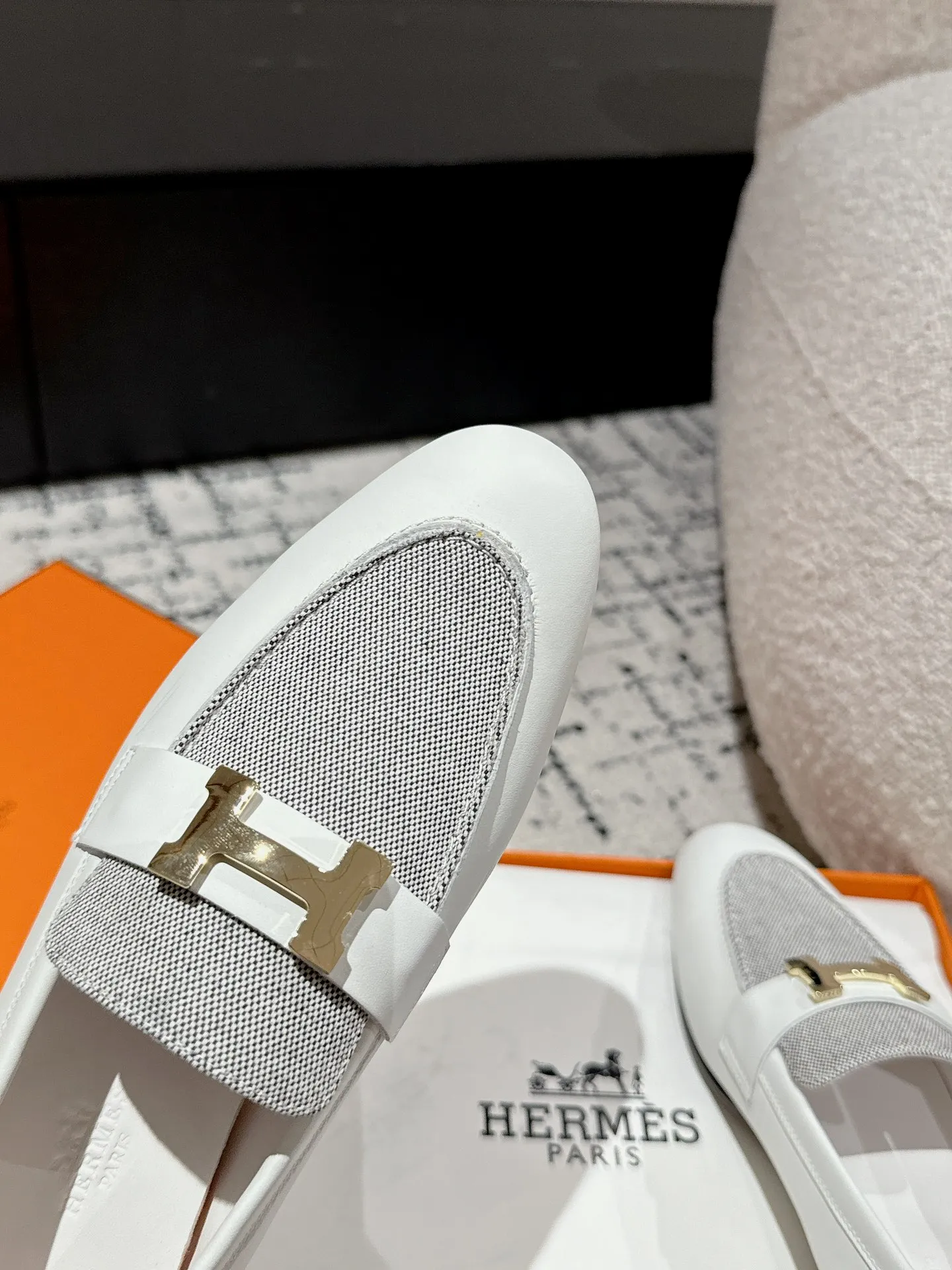 👟👟Ex-factory price 720👟👟 (top version) Hermes/25ss classic model is undoubtedly the leader in luxury goods. Every single product is very popular‼ ️Although the styles are few, they are more refined and more classic. They never go out of style. They are a brand that maintains and appreciates value. It is rare to have such a reputation in consumer goods sincerely! This pair of shoes is a classic style of this brand. It is decorated with metal buckles exclusive to Hermès. It is a classic that has become more and more beautiful over the course of history. We will bring out some goods from the channel in small quantities! The leather feels very, very soft and feels like baby skin! Feel the luxury! Supplies are huge! ✔️Material: imported sheepskin upper ✔️Inner lining/foot pads: imported sheepskin ✔️Outsole: genuine leather ➕tpu bottom ⚠️ ✔️Size: 35/36/37/38/39 (40/41/42 can be ordered)